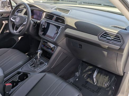 Used 2023 Volkswagen Tiguan SE w/ Panoramic Sunroof Package FWD image 21
