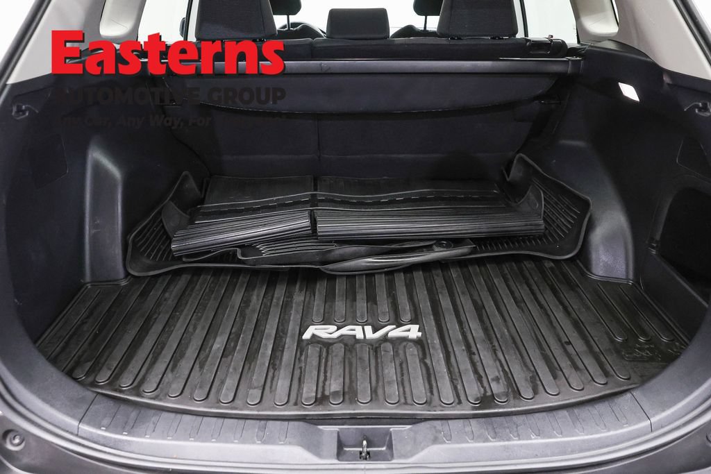 Used 2022 Toyota RAV4 LE AWD/4WD image 10