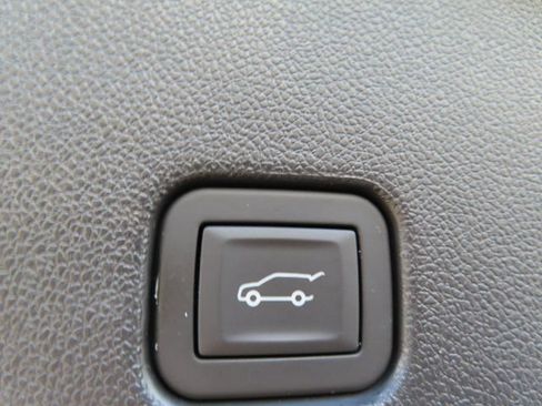Used 2025 Chevrolet Traverse LT AWD/4WD image 33