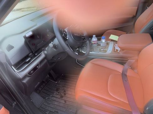 Certified 2026 Kia Carnival EX FWD image 10