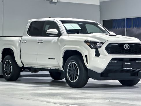 Used 2024 Toyota Tacoma TRD Sport RWD image 5