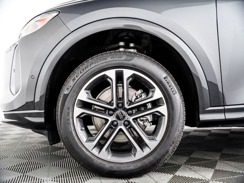 Certified 2025 Audi Q5 Premium w/ Convenience Package AWD/4WD image 6