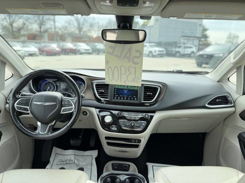 Used 2019 Chrysler Pacifica Touring-L image 12