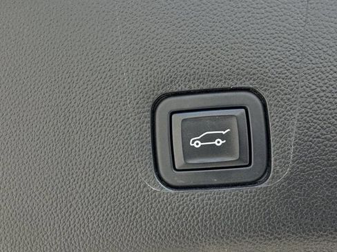Used 2023 Chevrolet Traverse RS FWD image 37