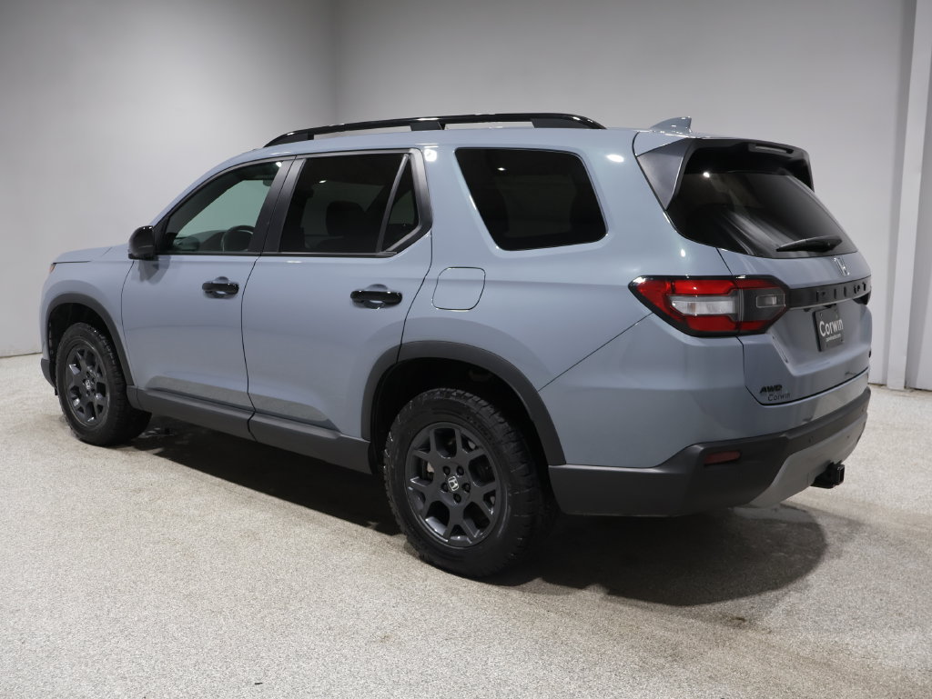 Used 2025 Honda Pilot TrailSport image 4