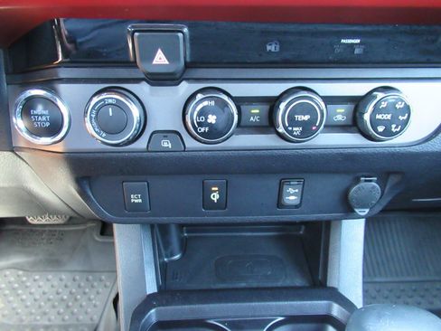 Used 2016 Toyota Tacoma TRD Sport w/ Towing Package AWD/4WD image 29