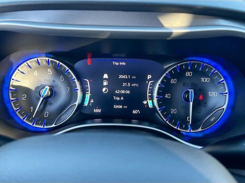Used 2024 Chrysler Pacifica Touring-L FWD image 11
