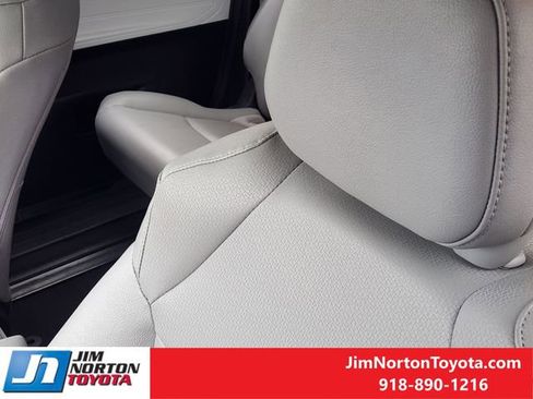 Used 2025 Toyota Sienna XLE image 16