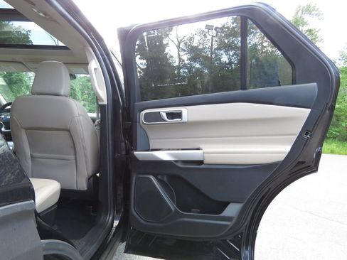 Used 2021 Ford Explorer XLT w/ Equipment Group 202A AWD/4WD image 15