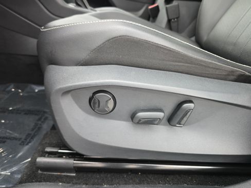 Certified 2024 Volkswagen Tiguan SE FWD image 30
