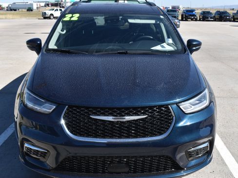 Used 2022 Chrysler Pacifica Touring-L FWD image 2