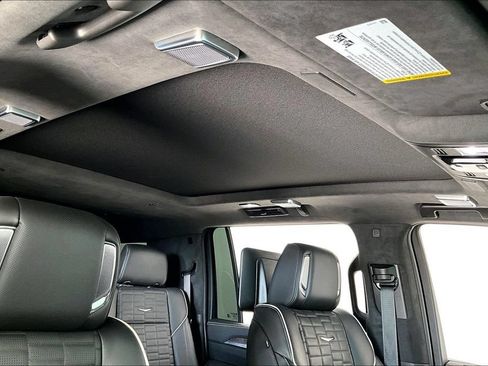 Used 2025 Cadillac Escalade ESV V AWD/4WD image 21