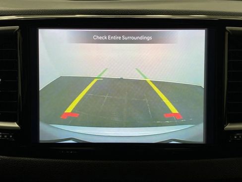 Used 2024 Chrysler Pacifica Touring-L image 23