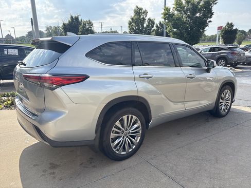 Used 2021 Toyota Highlander Platinum AWD/4WD image 10