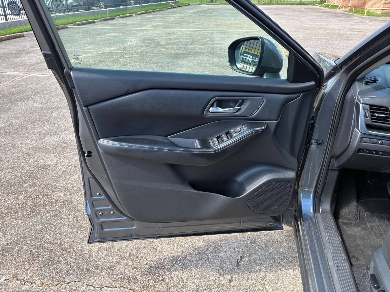 Used 2025 Nissan Rogue SV FWD image 18