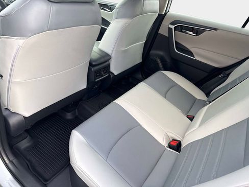 Used 2022 Toyota RAV4 XLE Premium image 60