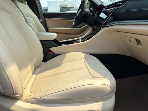 Used 2023 Jeep Grand Cherokee Limited w/ Luxury Tech Group II image 40