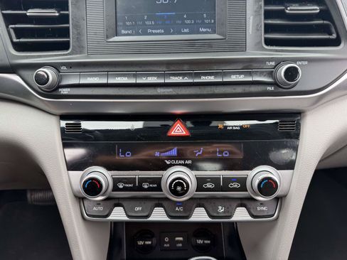 Used 2020 Hyundai Elantra SE FWD image 22