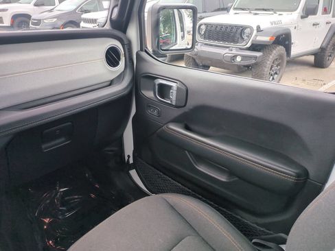 Used 2024 Jeep Wrangler Unlimited Sahara AWD/4WD image 18