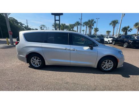 Used 2024 Chrysler Pacifica Touring-L FWD image 9