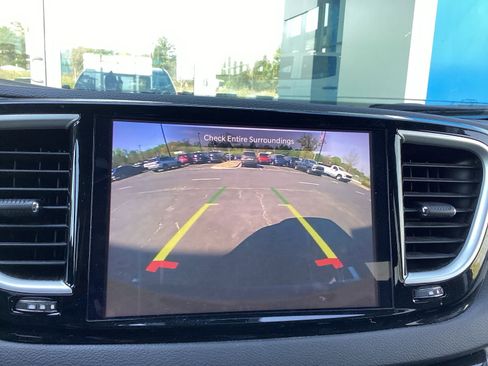 Used 2024 Chrysler Pacifica Touring-L FWD image 16