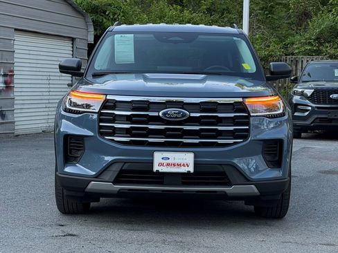 Used 2025 Ford Explorer Active AWD/4WD image 2