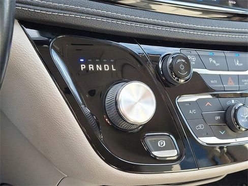 Used 2021 Chrysler Pacifica Touring-L image 14