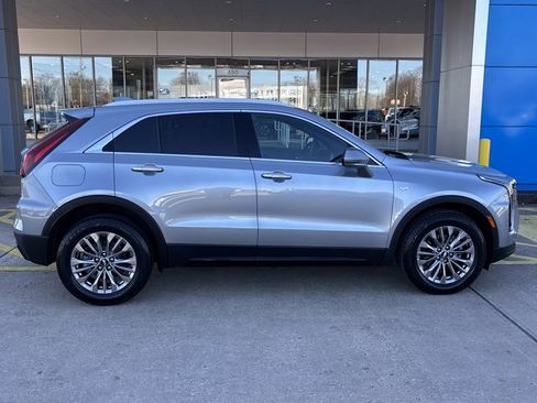 Used 2025 Cadillac XT4 Premium Luxury image 2