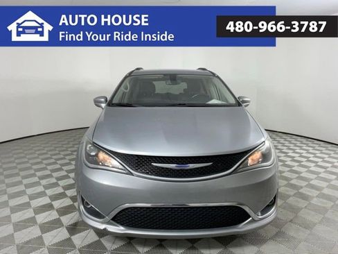 Used 2020 Chrysler Pacifica Touring-L image 2