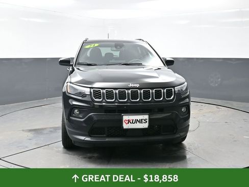 Used 2024 Jeep Compass Latitude image 8