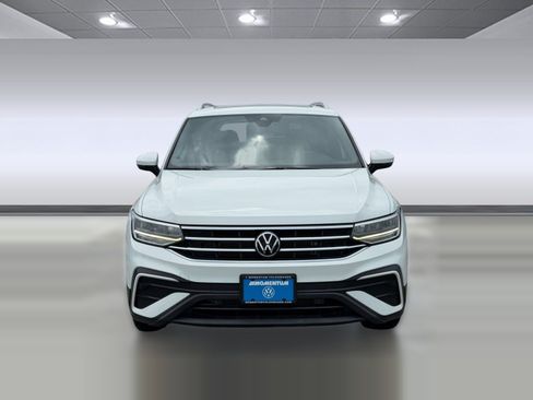 Certified 2022 Volkswagen Tiguan SE w/ Panoramic Sunroof Package FWD image 5