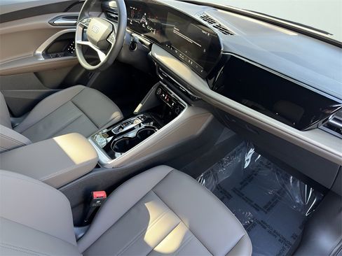 Used 2025 Audi Q5 Premium w/ Convenience Package image 14