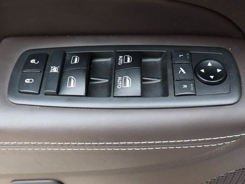 Used 2019 Jeep Grand Cherokee Overland AWD/4WD image 16