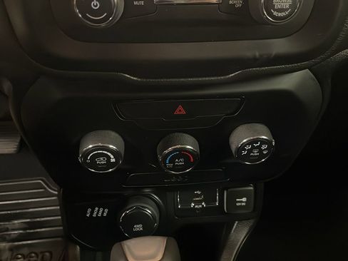 Used 2019 Jeep Renegade Sport w/ Sport Appearance Group AWD/4WD image 16