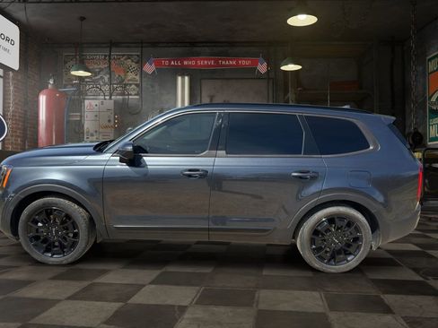 Used 2022 Kia Telluride EX w/ EX Premium Package image 3