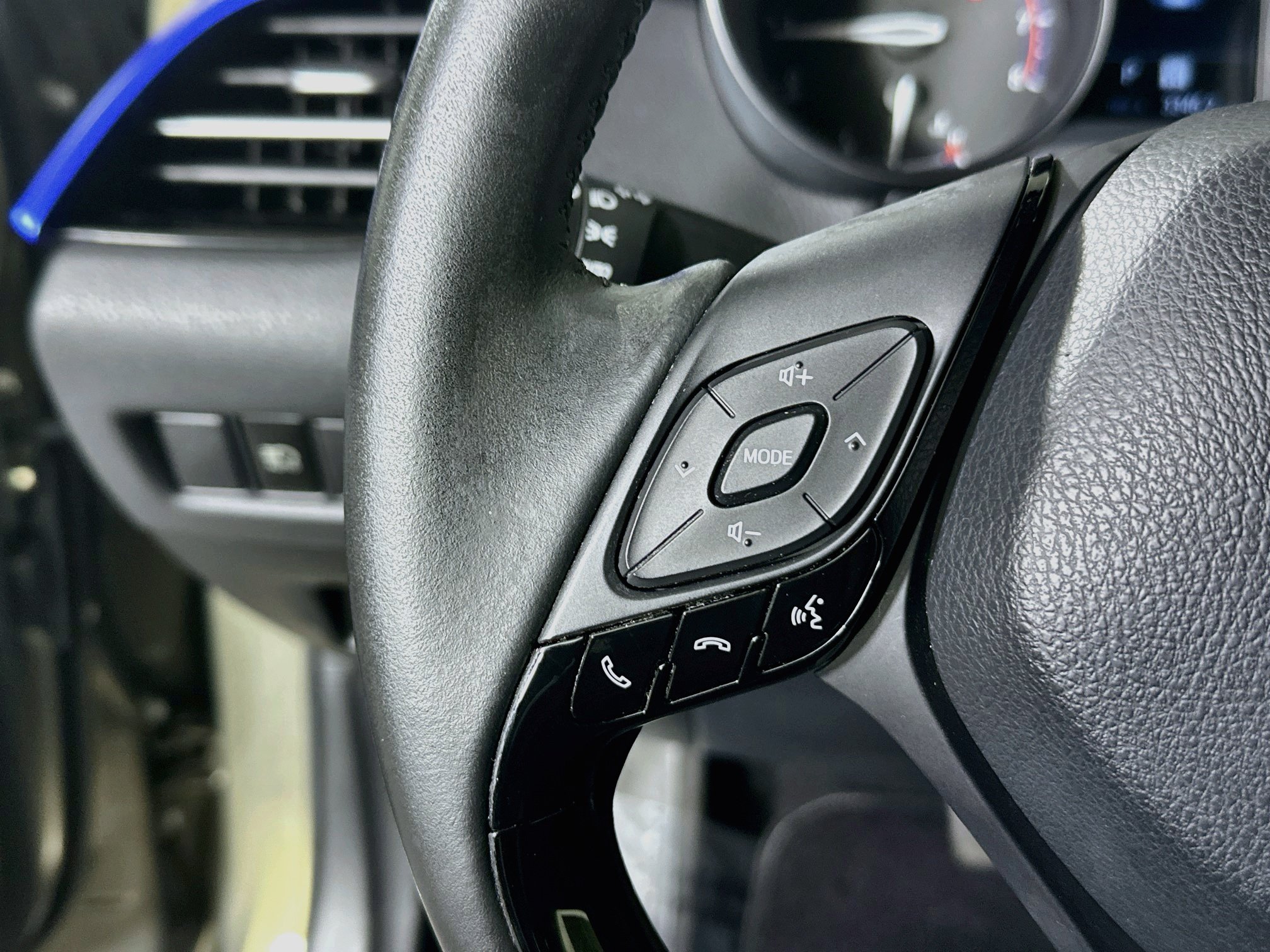 Used 2021 Toyota C-HR XLE FWD image 16