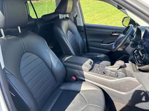 Used 2023 Toyota Highlander XLE image 13