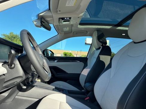 Used 2025 Volkswagen Tiguan SE AWD/4WD image 21