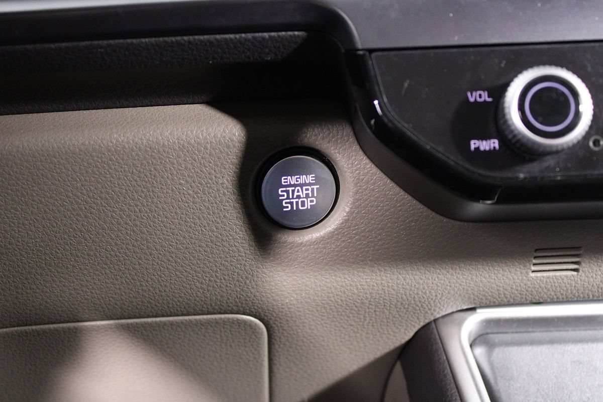 Used 2025 Kia Carnival FWD image 16
