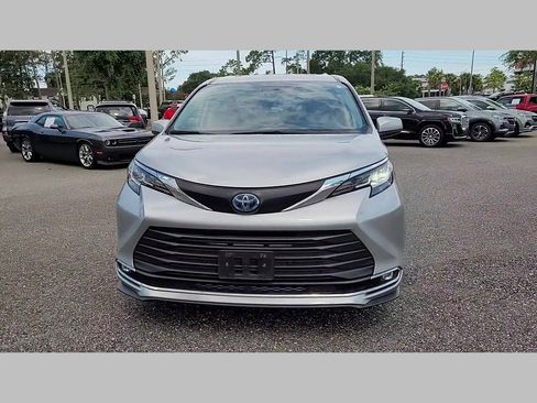 Used 2023 Toyota Sienna XLE image 41