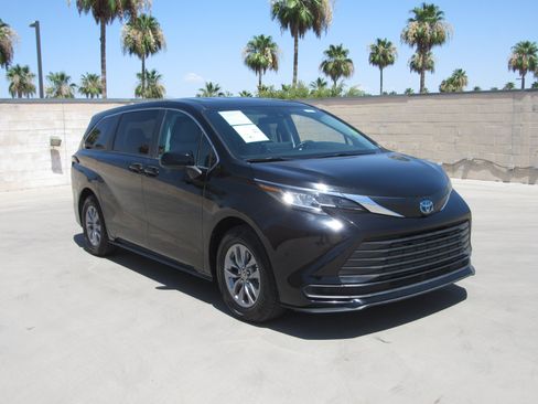 Used 2023 Toyota Sienna LE FWD image 2
