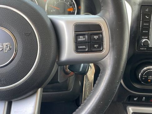 Used 2017 Jeep Compass Latitude FWD image 12