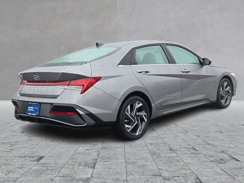 Used 2025 Hyundai Elantra SEL image 11