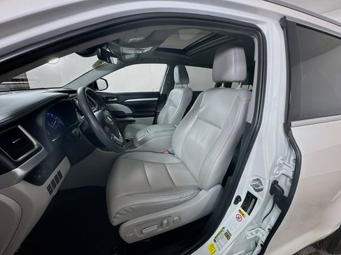Used 2019 Toyota Highlander XLE AWD/4WD image 15