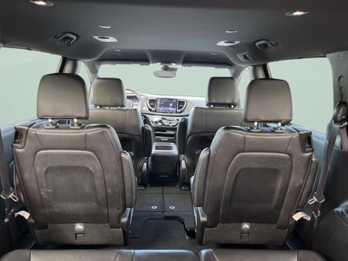 Used 2025 Chrysler Pacifica Select FWD image 12