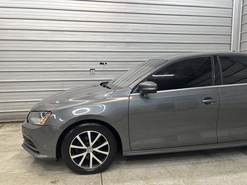 Used 2017 Volkswagen Jetta SE image 3