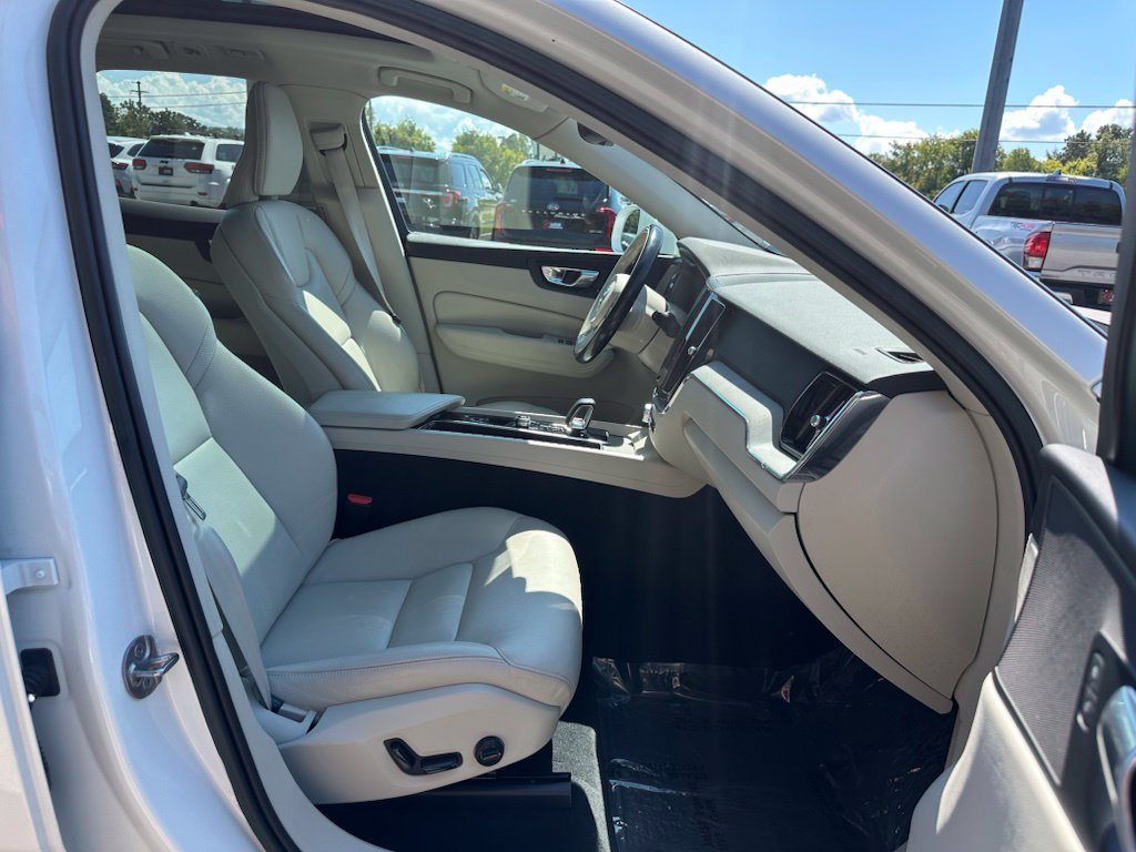 Used 2023 Volvo XC60 B5 Plus AWD/4WD image 32
