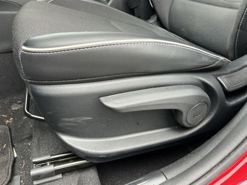 Used 2023 Hyundai Venue Limited FWD image 22