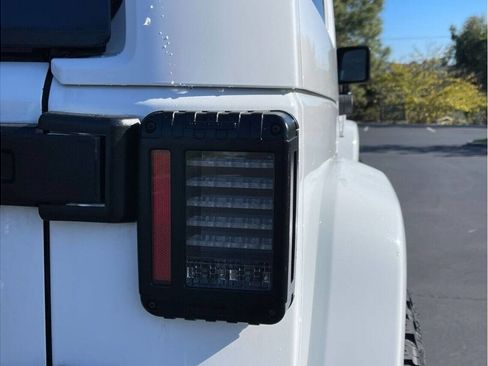 Used 2015 Jeep Wrangler Unlimited Sahara image 22