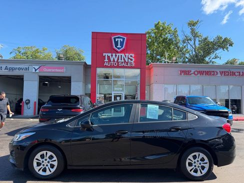 Used 2019 Chevrolet Cruze LS FWD image 1